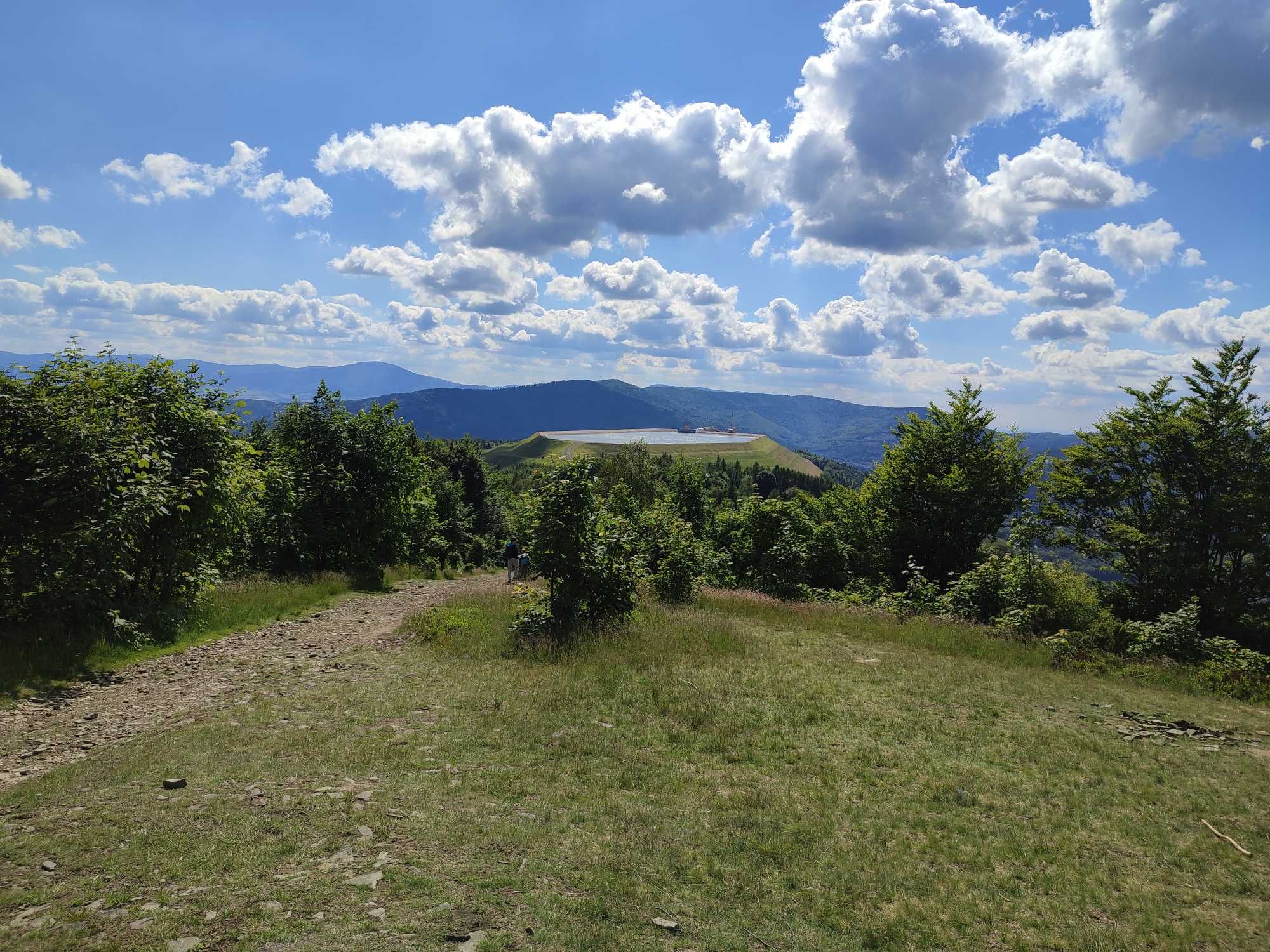 Domek w górach, nad jeziorem,