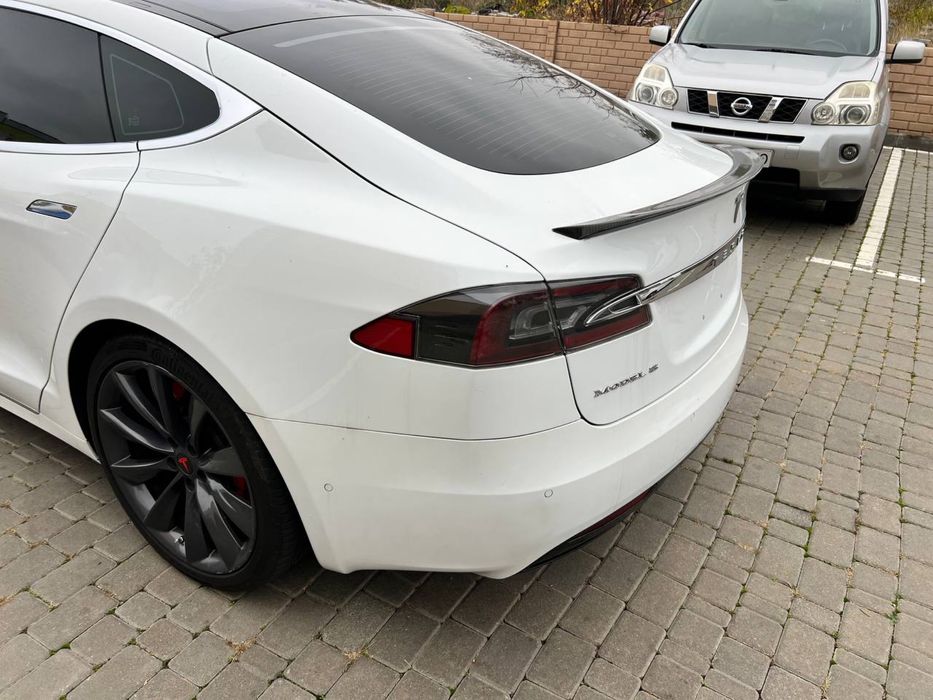 Тесла модел с рестайлинг