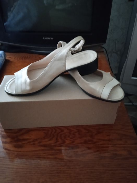 Босоніжки жіночі