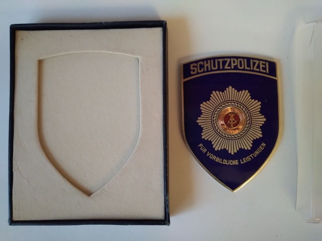 SCHUTZPOLIZEI III. Najwyższe odznaczenie policji DDR. Rarytas.