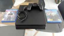 PlayStation 4 Slim 500 GB, com comando + dois jogos