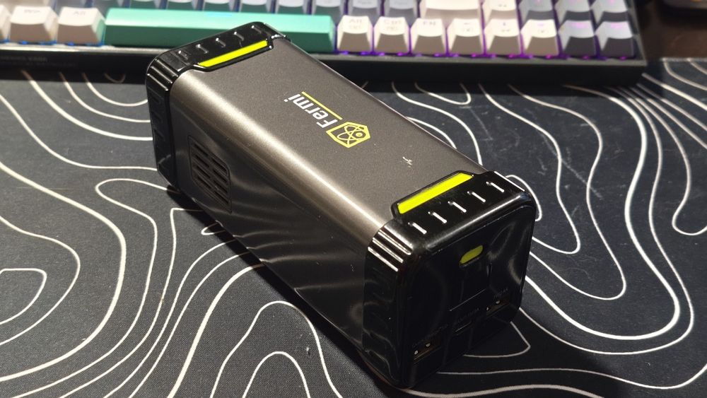 Повербанк Fermi с розеткой 220v 20.800mah