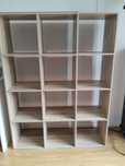 Estante com 12 cubos