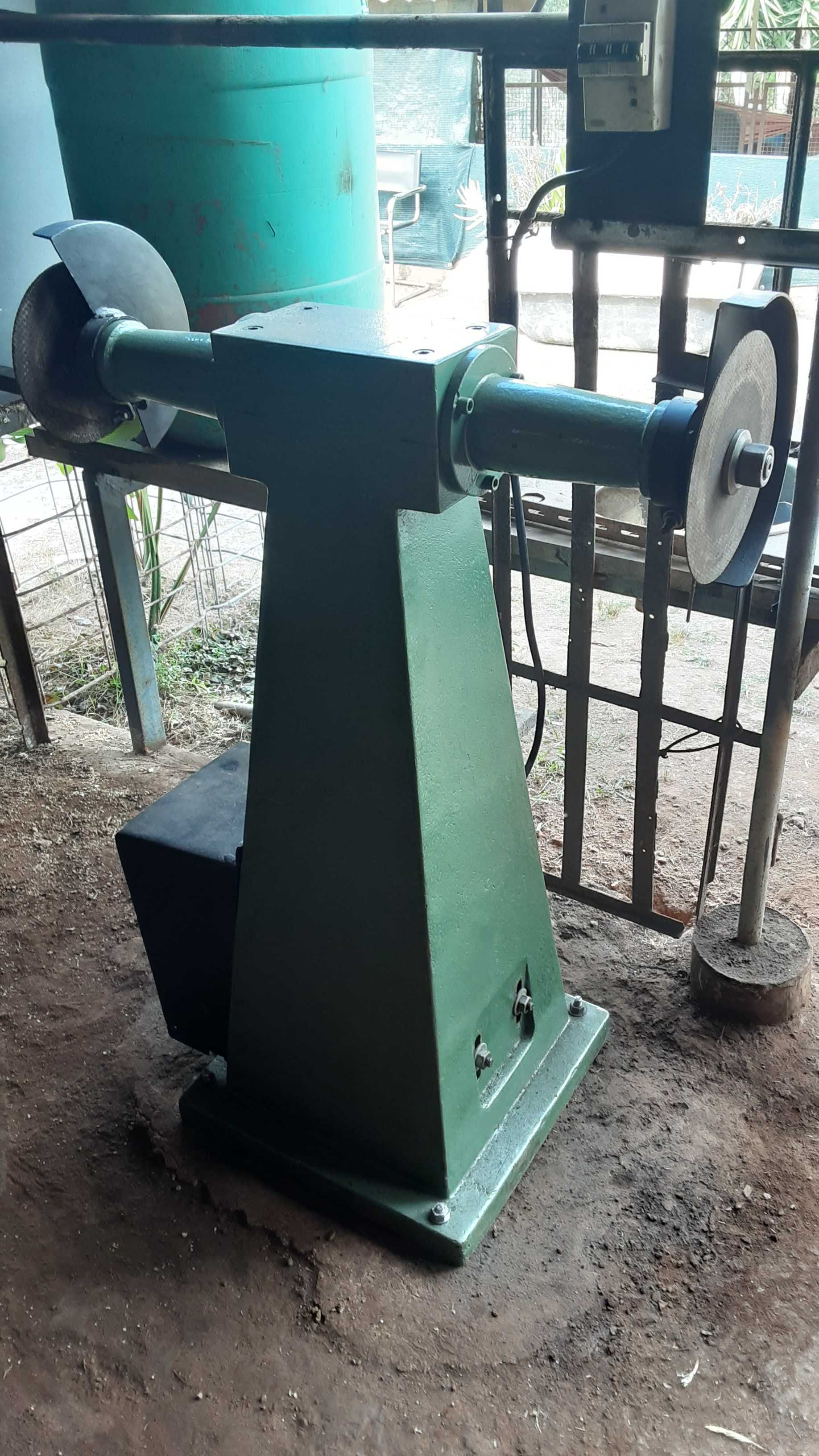 Vendo maquina de corte de pé motor trifásico