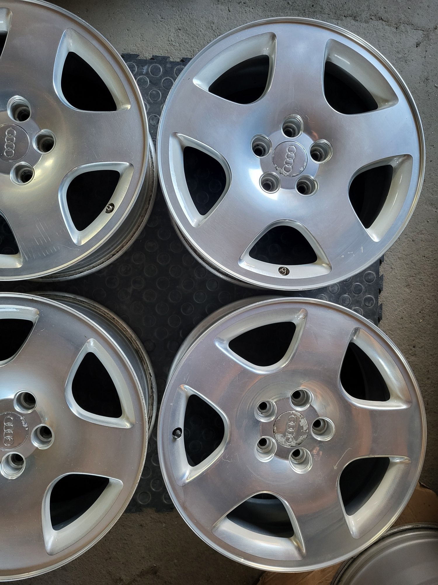 Felgi Aluminiowe 5x112 8Jx17 ET 48 Audi A8 Kute Polery