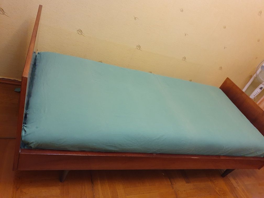 Кровать деревянная с пружинно-ватным прочным деревяным матрацем-каркас
