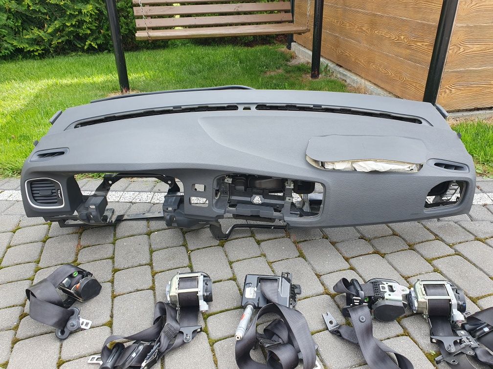 Volvo V60 deska plus pięć pasów