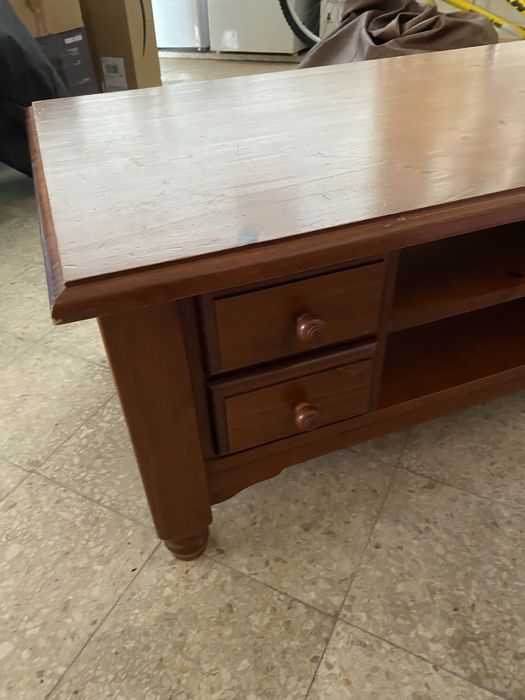 Mesa de centro castanha com maecas de uso