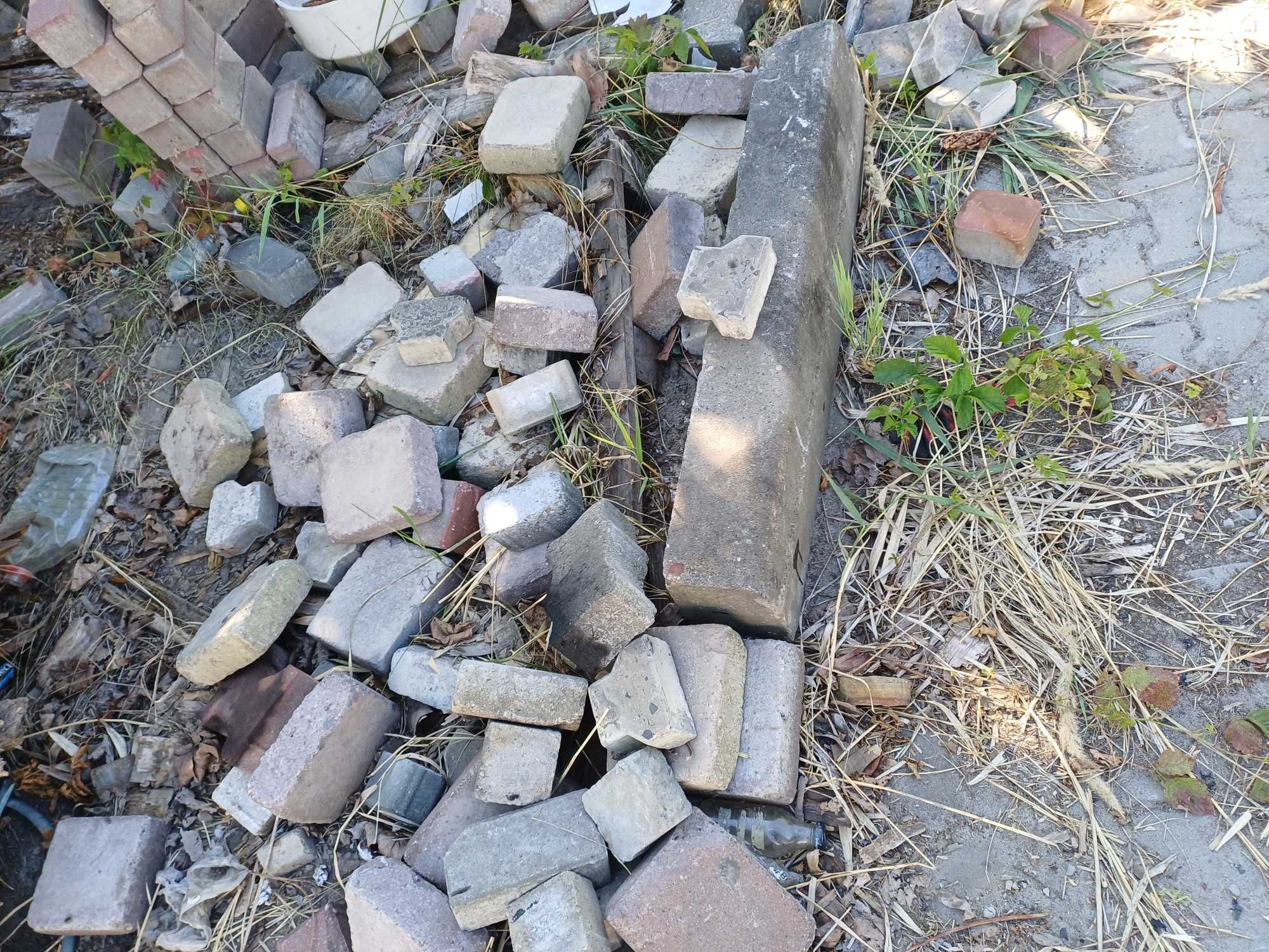 Oddam gruz. Kostka brukowa, elementy ogrodzeń.