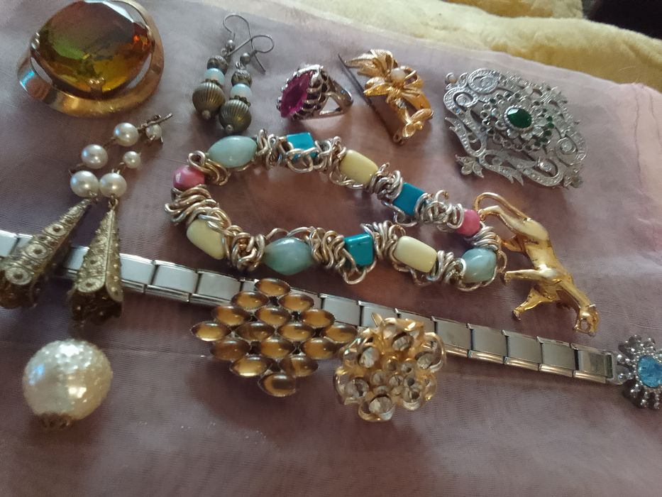 Бижутерия для женщин коль ца' браслеты.броши.бус ы.