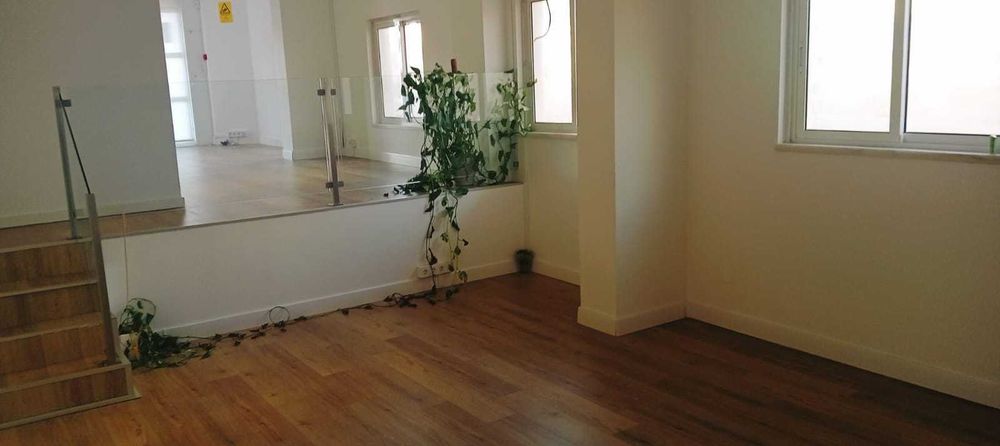 Loja em Santa Marta de Corroios