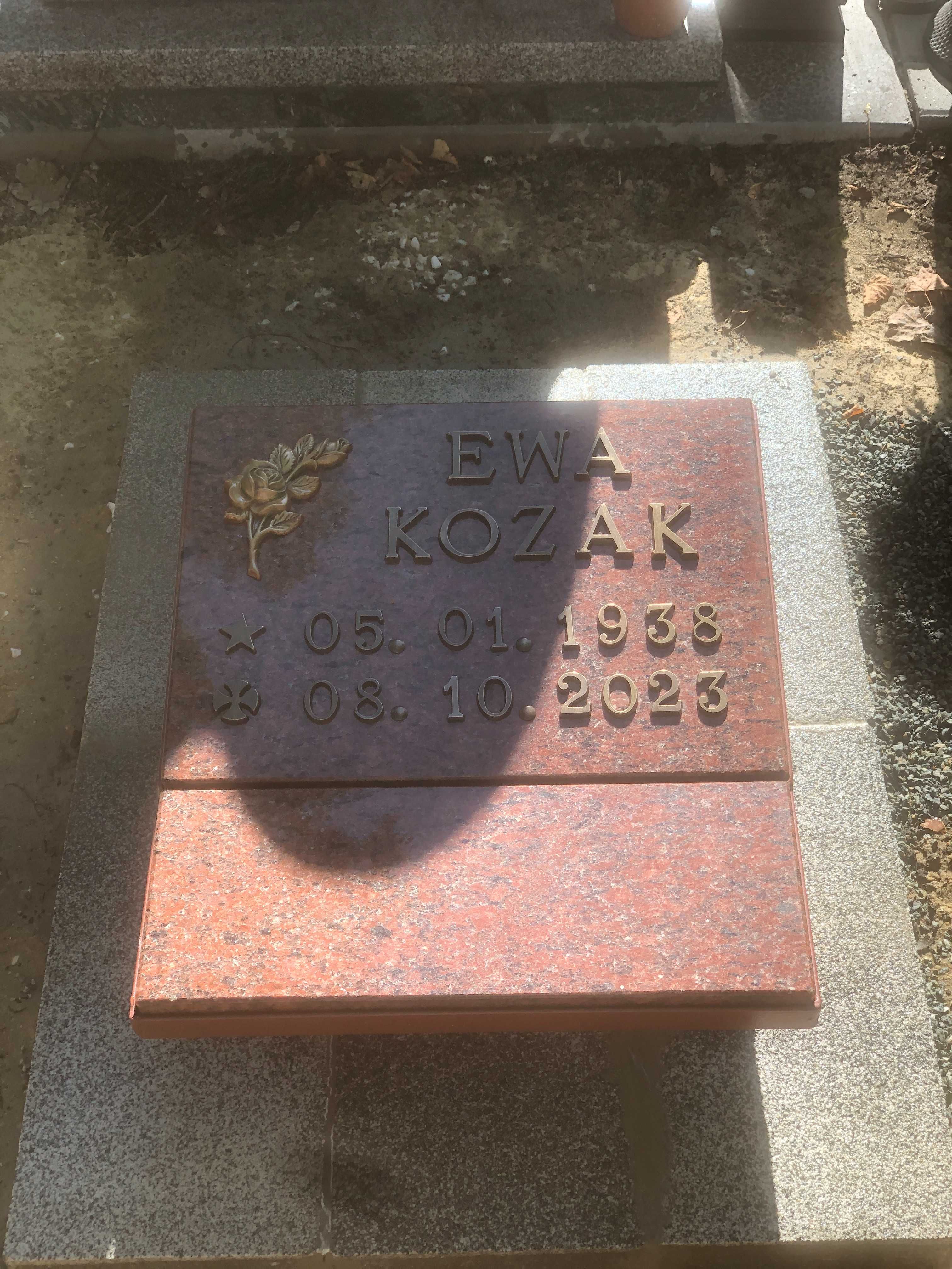 Nagrobek Urnowy osadzony w stalowej ramie ( Metaloplastyka )