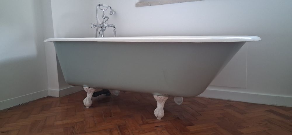 Banheira retro esmaltada com torneira de chão