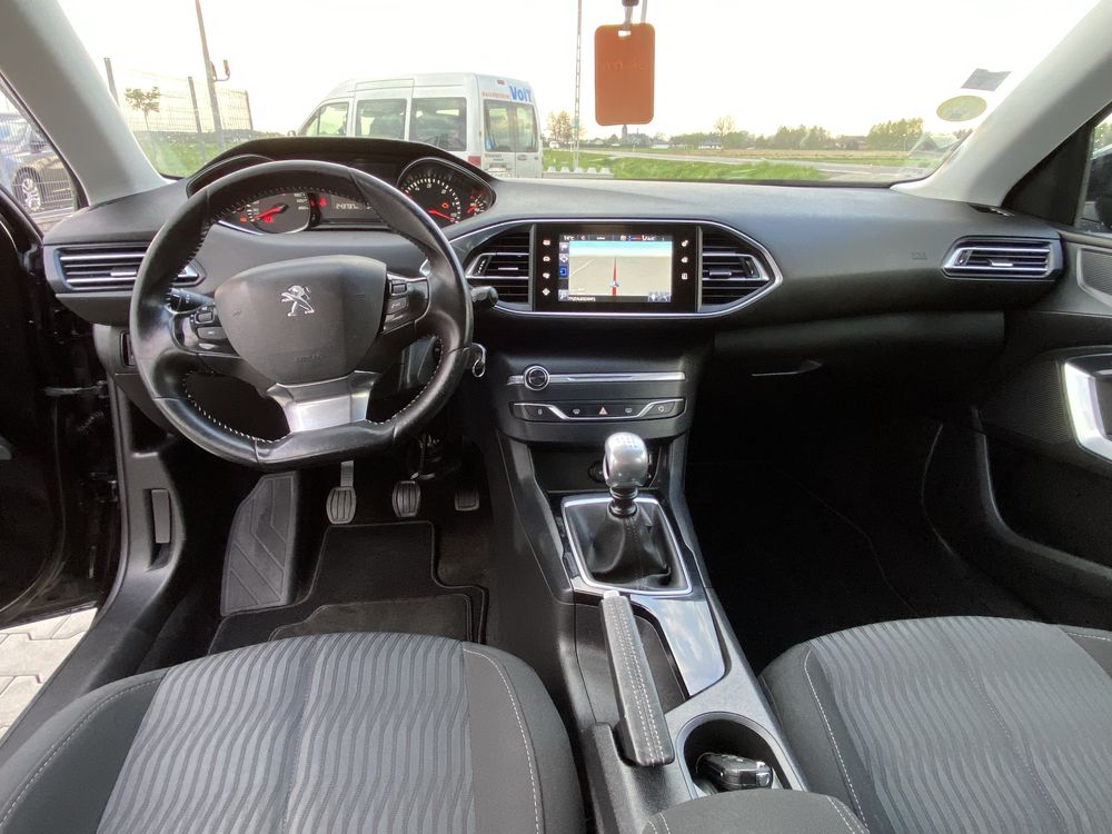 Peugeot 308 HB 2015 rok