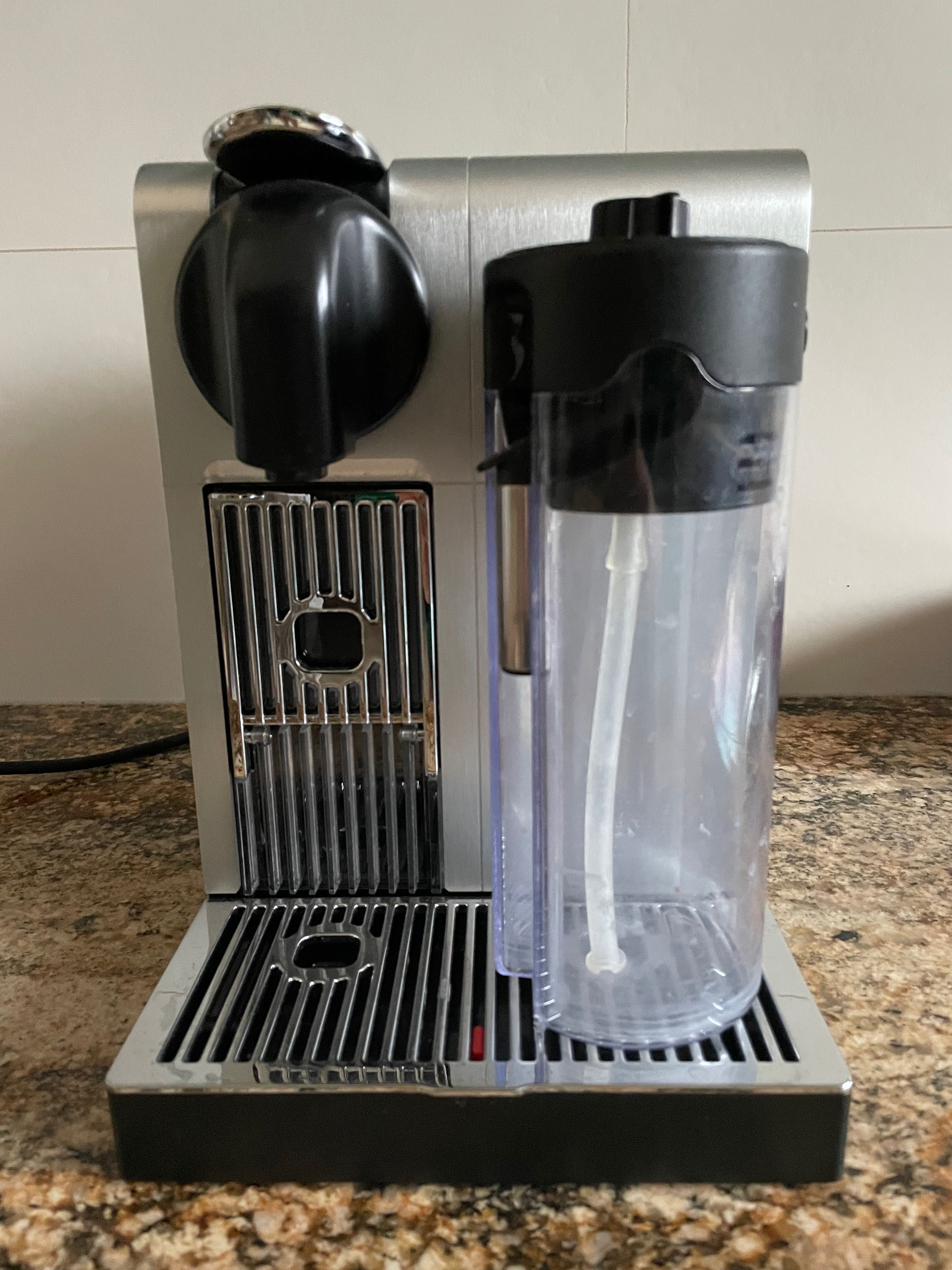 Ekspress do kawy Nespresso Delonghi