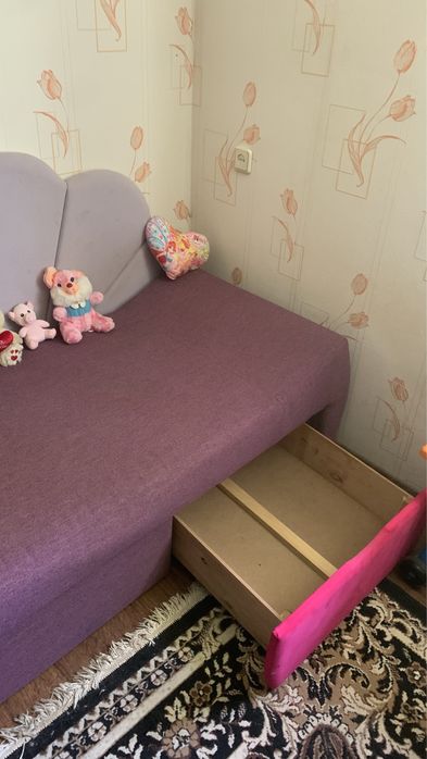 Продається диван для дівчинки в доброму стані,як новий