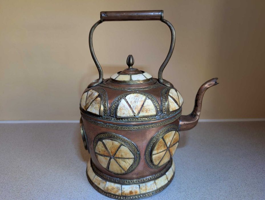 Stary marokański ręcznie robiony czajnik do herbaty z miedzi i kości