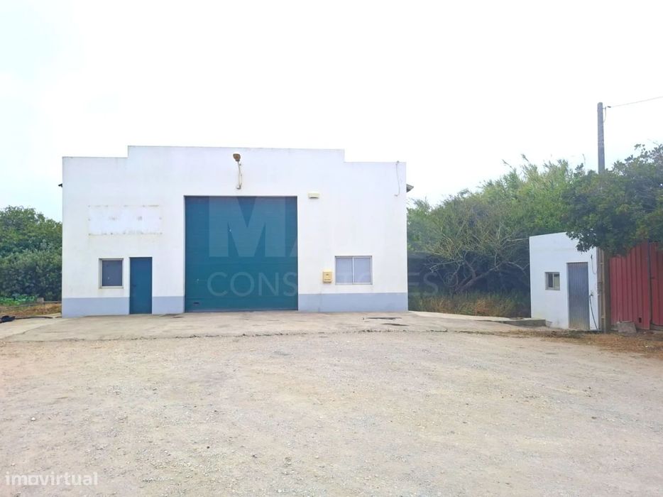 Armazém Industrial com 220m2 em Atouguia da Baleia