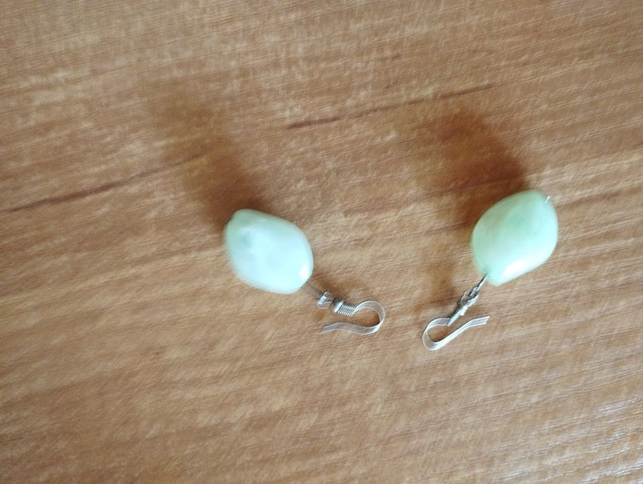 Kolczyki z kamieniem seledynowym.