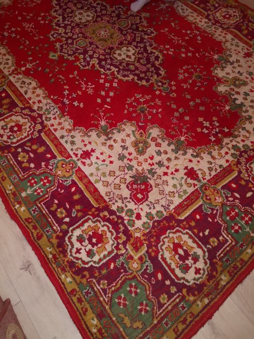 Шерстяний ковер в гарному стані