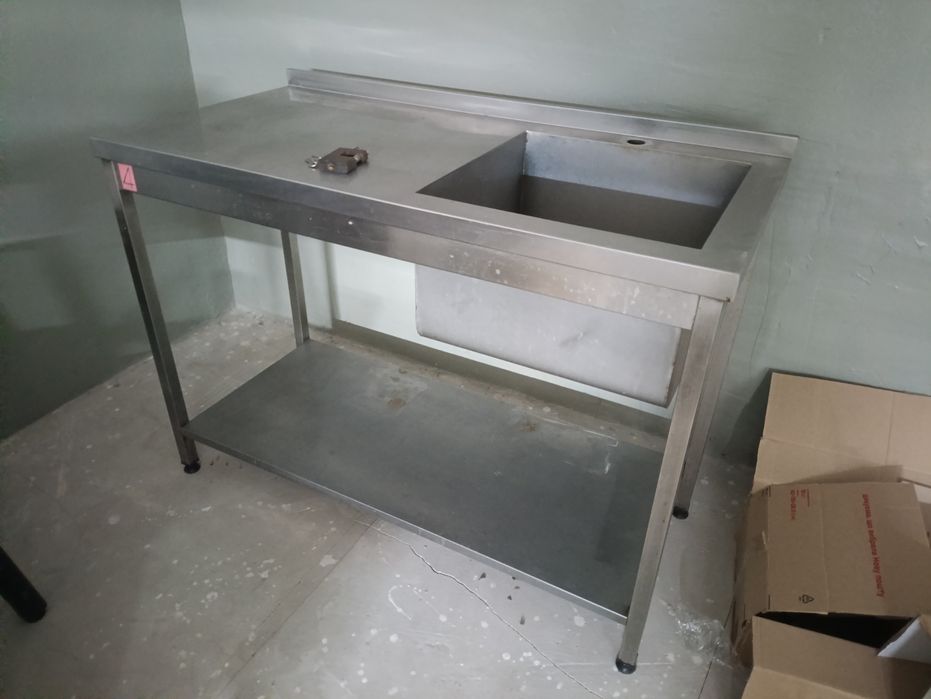 Стіл з мийкою та полицею знизу