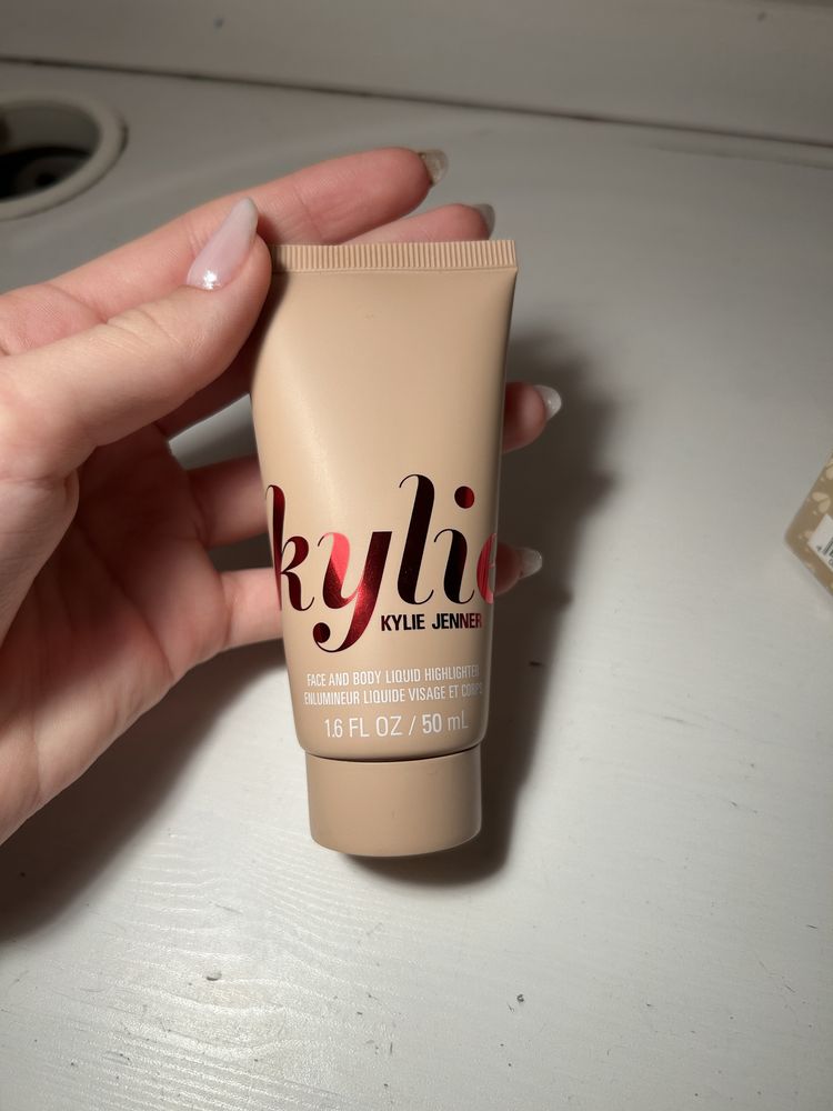 kylie jenner rozświetlacz w płynie do twarzy i ciała