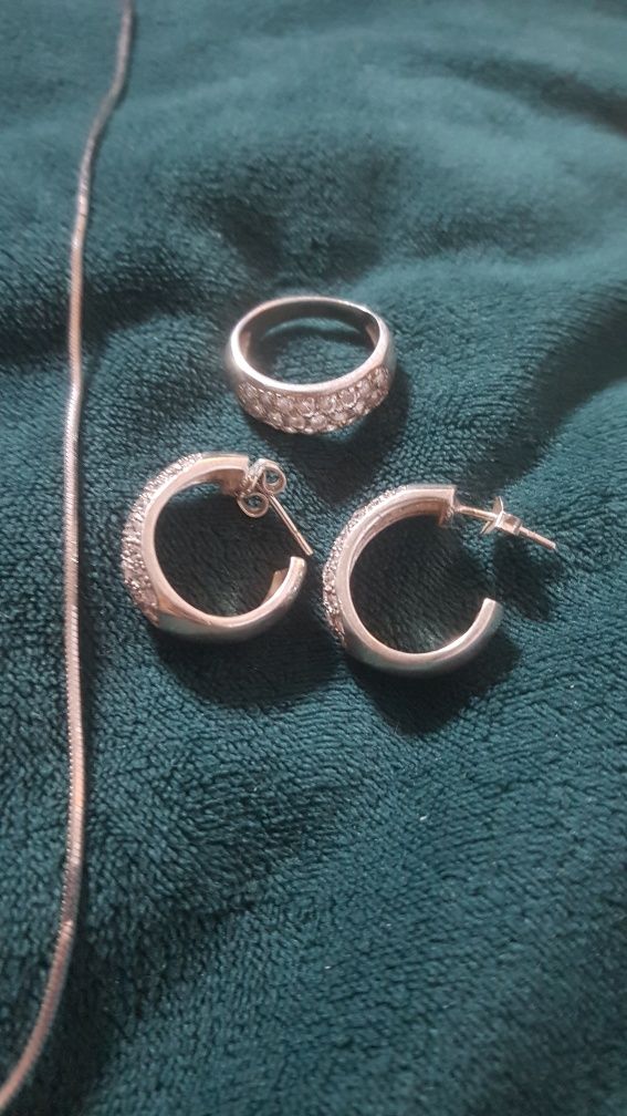 Komplet pieknej srebrnej biżuterii z cyrkoniami