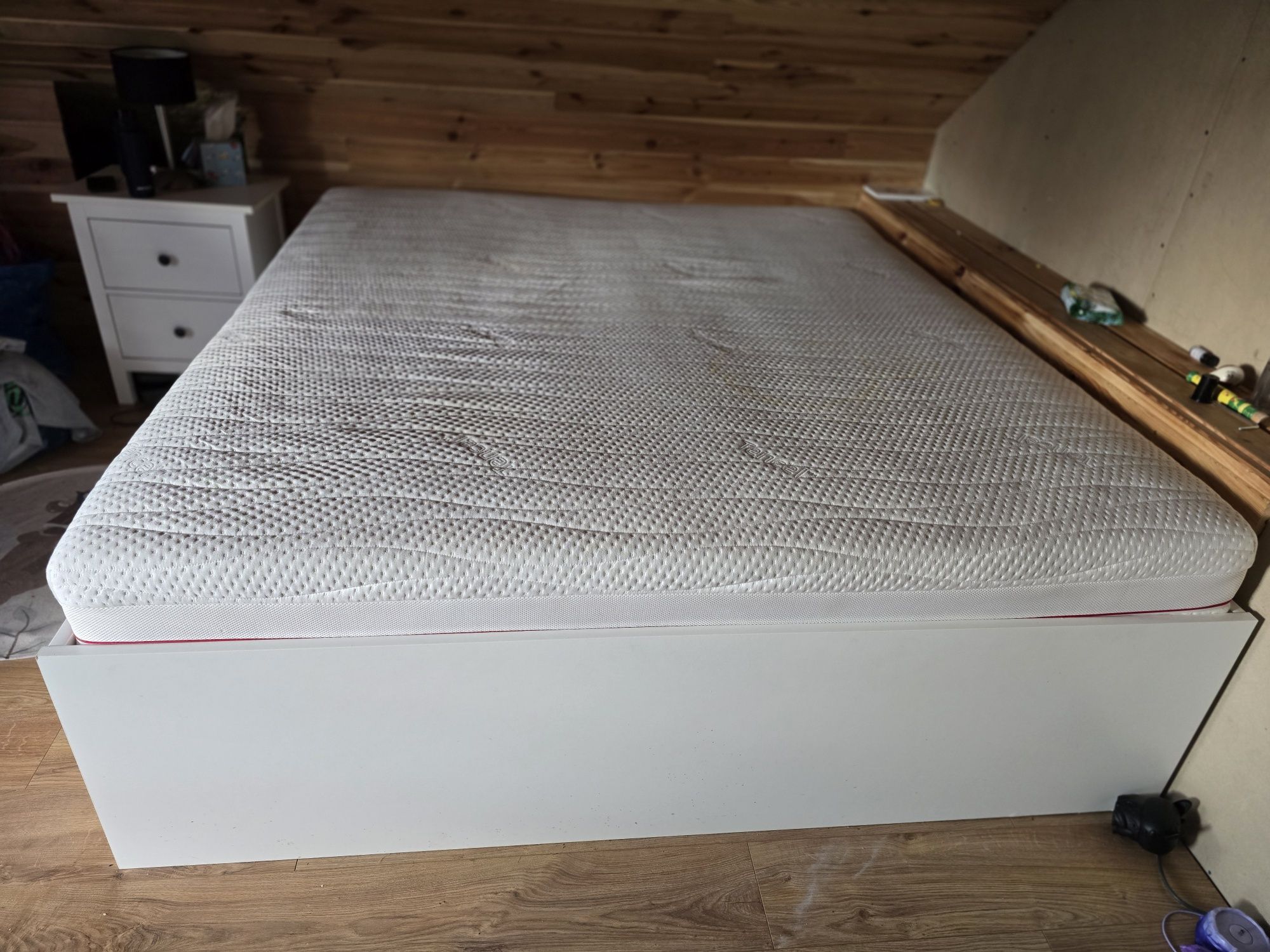 Łóżko Brimnes 180x200 wraz z materacem JANPOL