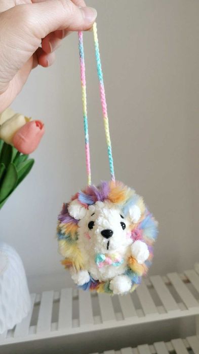 Jeż na szydełku, zawieszka, ozdoba na lusterko do auta