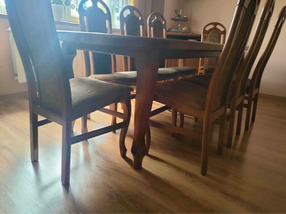 stół drewniany w komplecie z 8 krzesłami