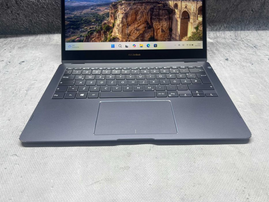 ASUS ZenBook Flip S / i5 8250u 3.4GHz / 8GB DDR4 / 256SSD / 13.3FHD