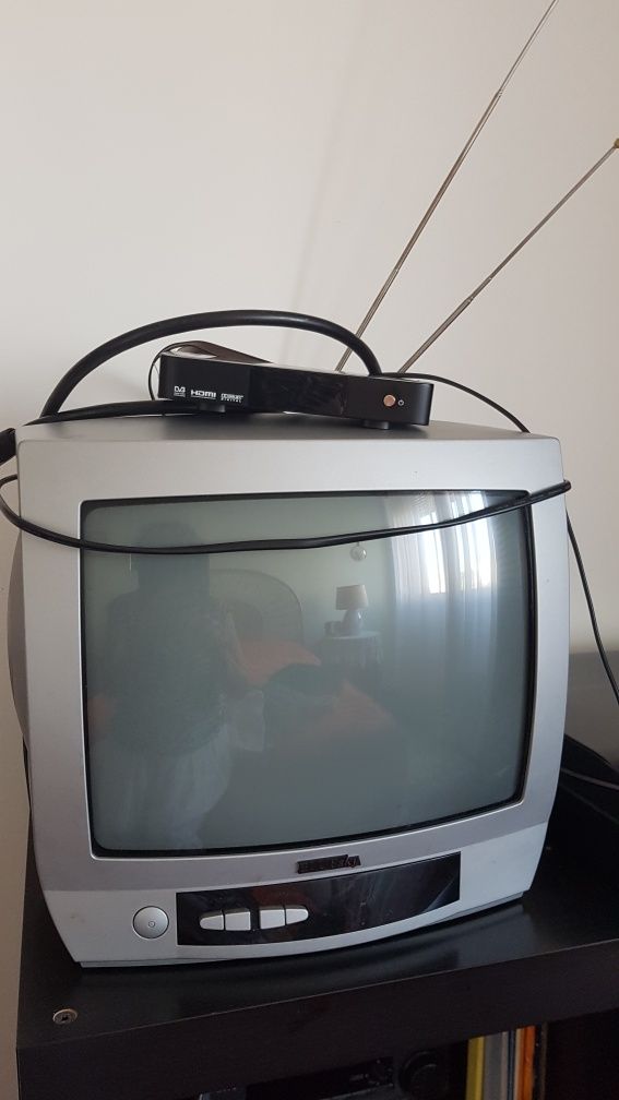 Televisor antigo com TDT