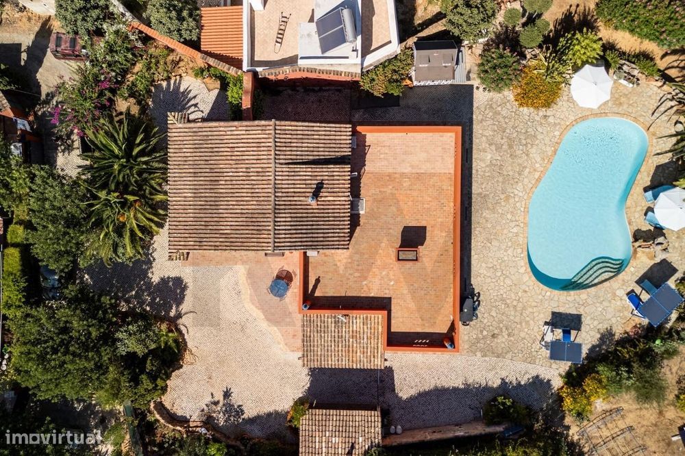 Moradia T3 + Terreno com Potencial de Rendimento em Quelfes, Olhão