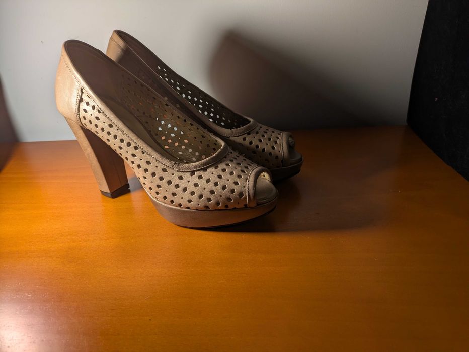 Sapatos muito femininos de cerimónia/festa em pele