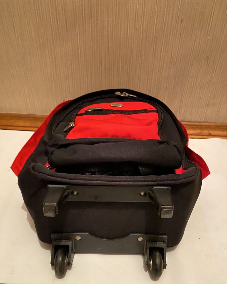чемодан + рюкзак два в одном , с съемным рюкзачком