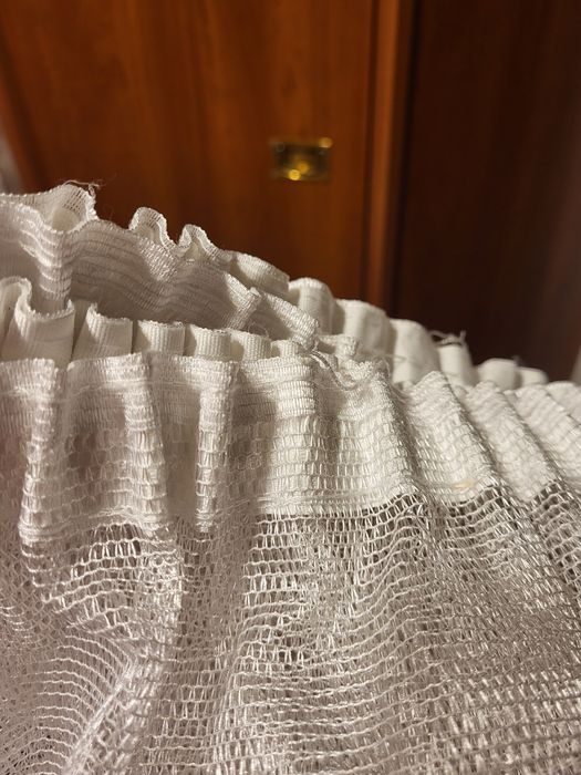 Białą firanka do parapetu