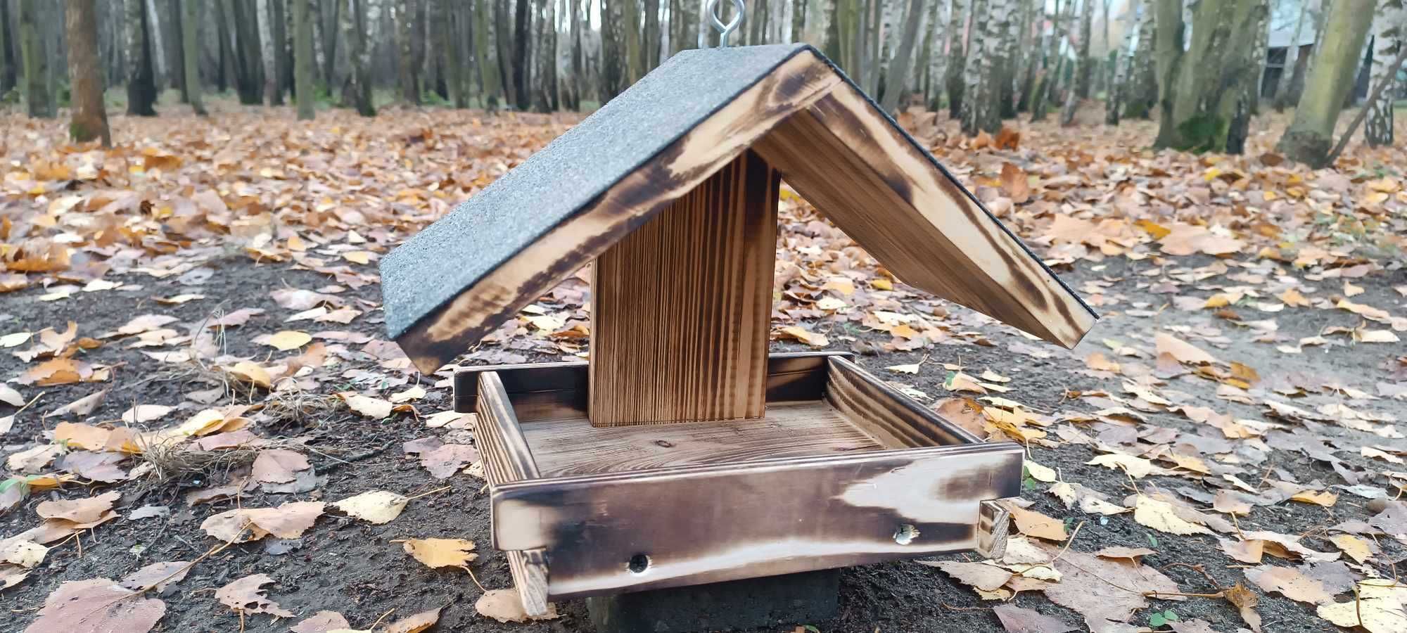 Karmnik dla ptaków drewniany.