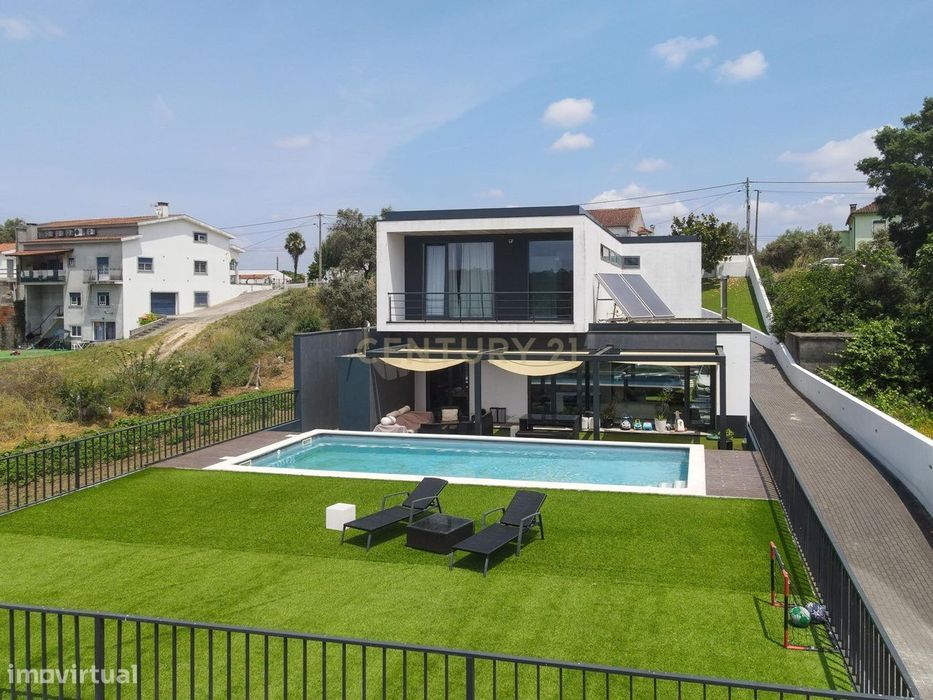Moradia T4 com linhas modernas,varanda coberta,piscina,terraço grande,
