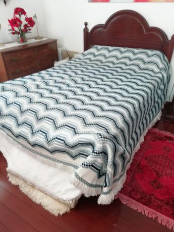 Colcha de cama azul e branca