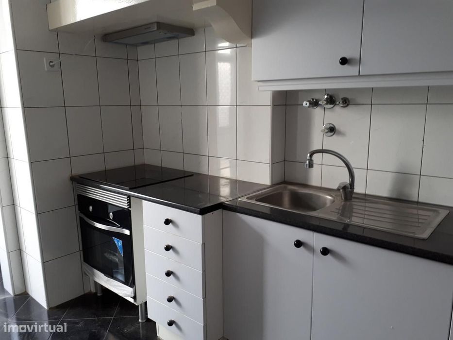T2 semi equipado,remodelado, 1ºandar,Metro Olaias