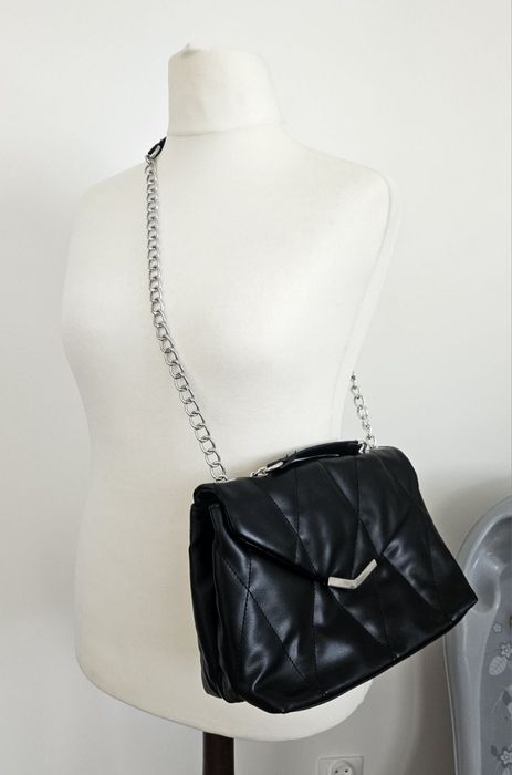 Czarna torebka na łańcuszku pikowana nowa