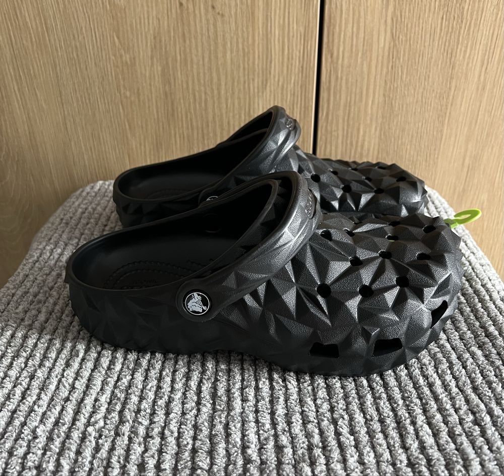 Klapki damskie marki Crocs Geometric Clog r. 37-38 Czarne NOWE