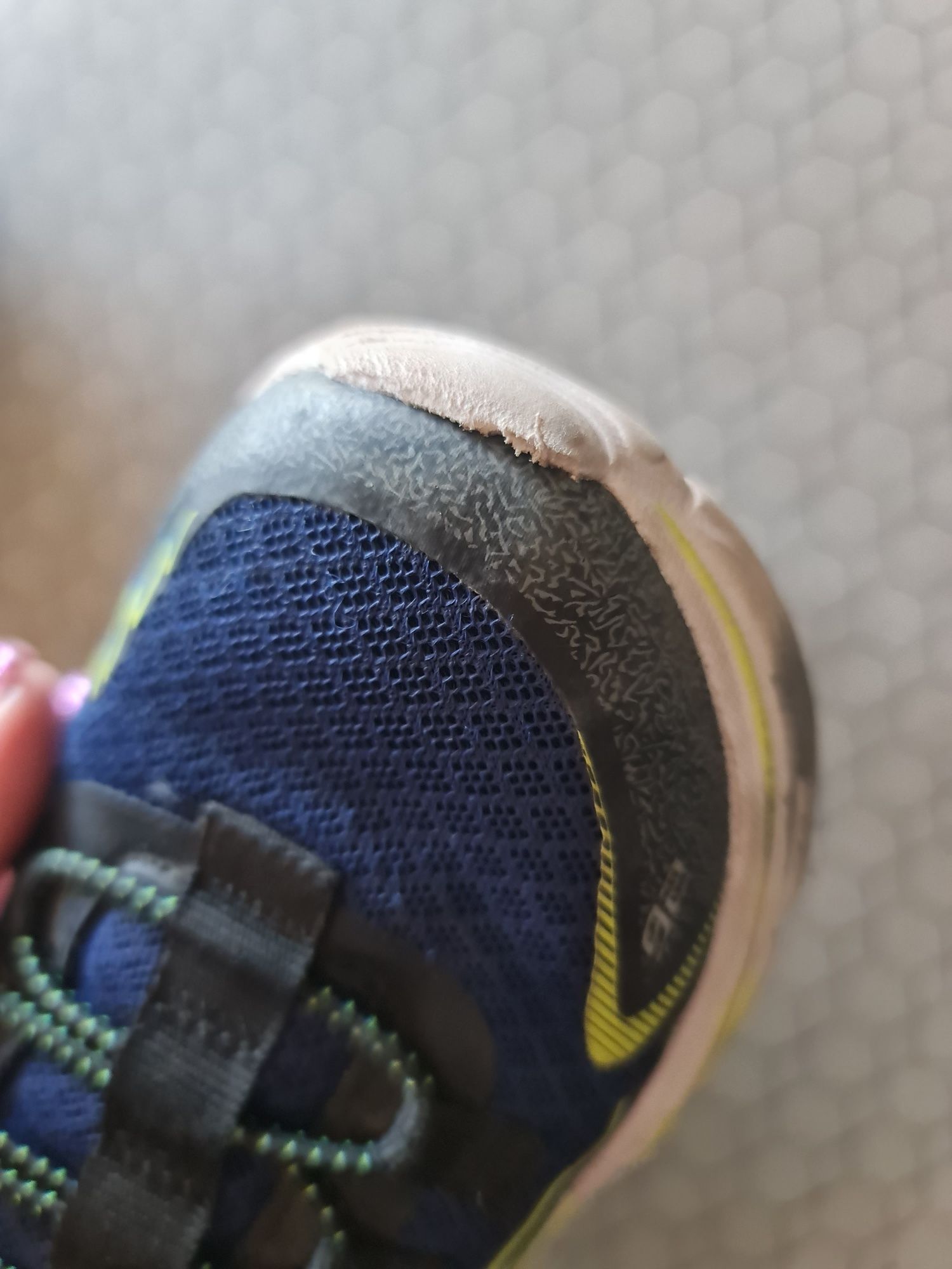 Tenis Skechers azuis com amarelo . Tamanho 33