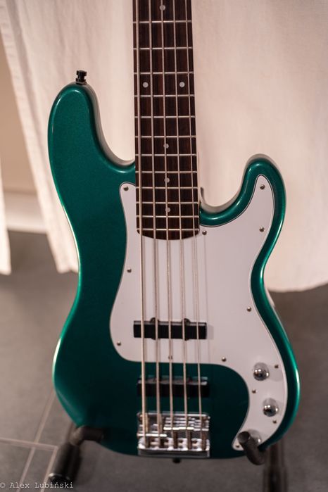 Squier Precision Bass V - jazz w skórze precla, wygodny gryf