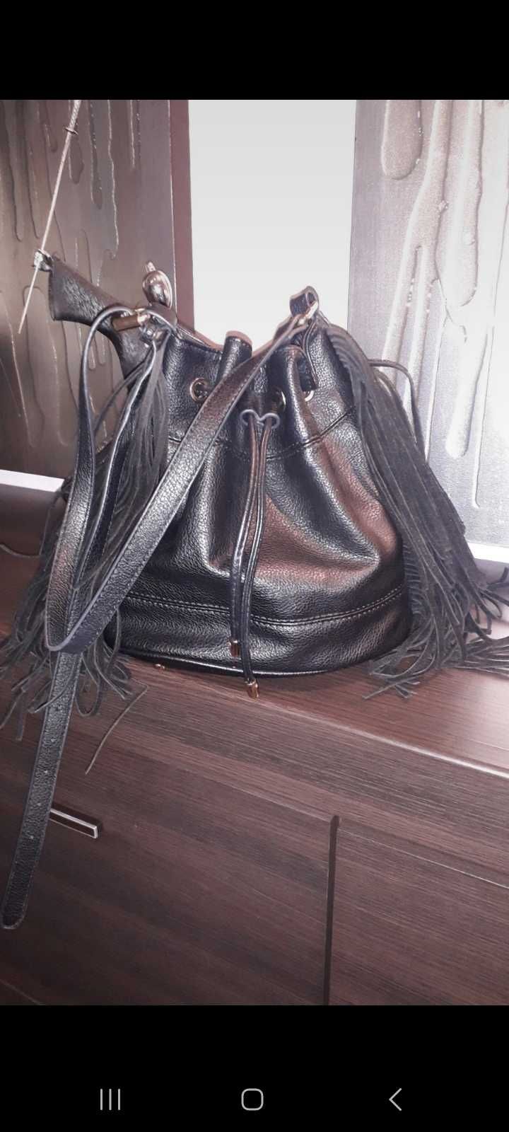 Torebka czarna z frędzlami Stradivarius
