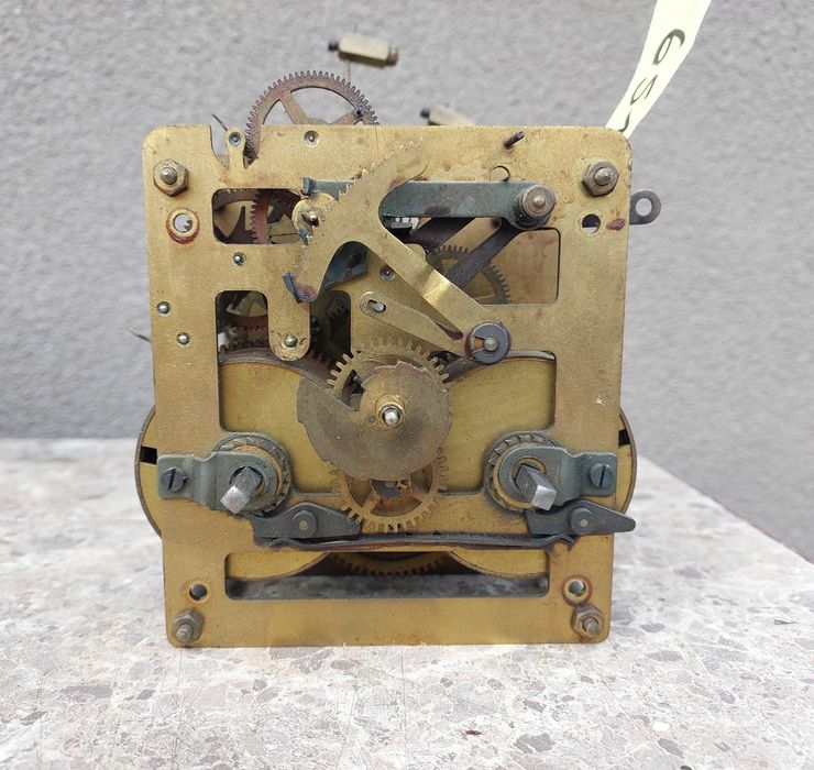 651 Mechanizm starego zegara ściennego