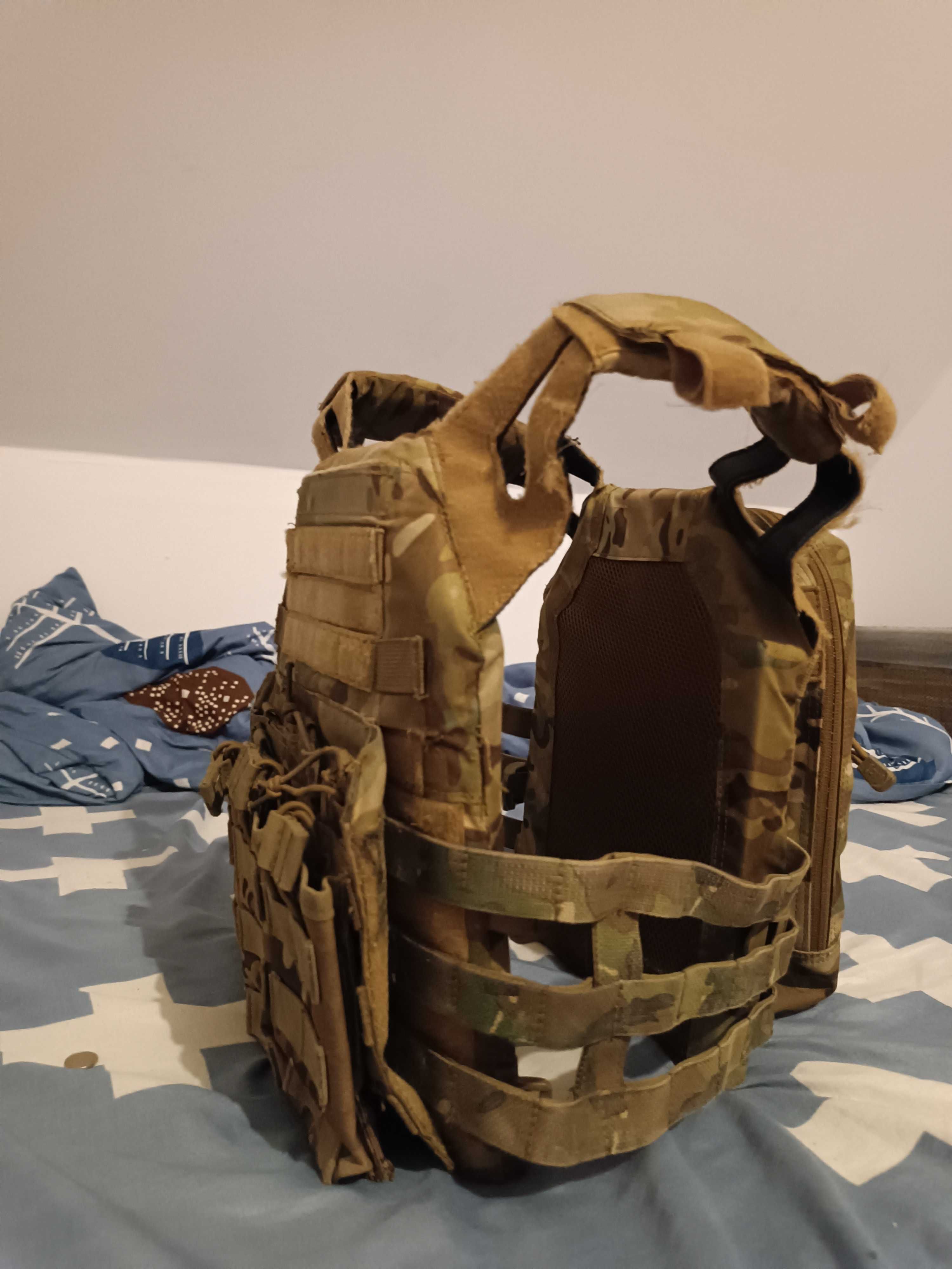 Kamizelka taktyczna typu plate carrier w kamuflażu multicam