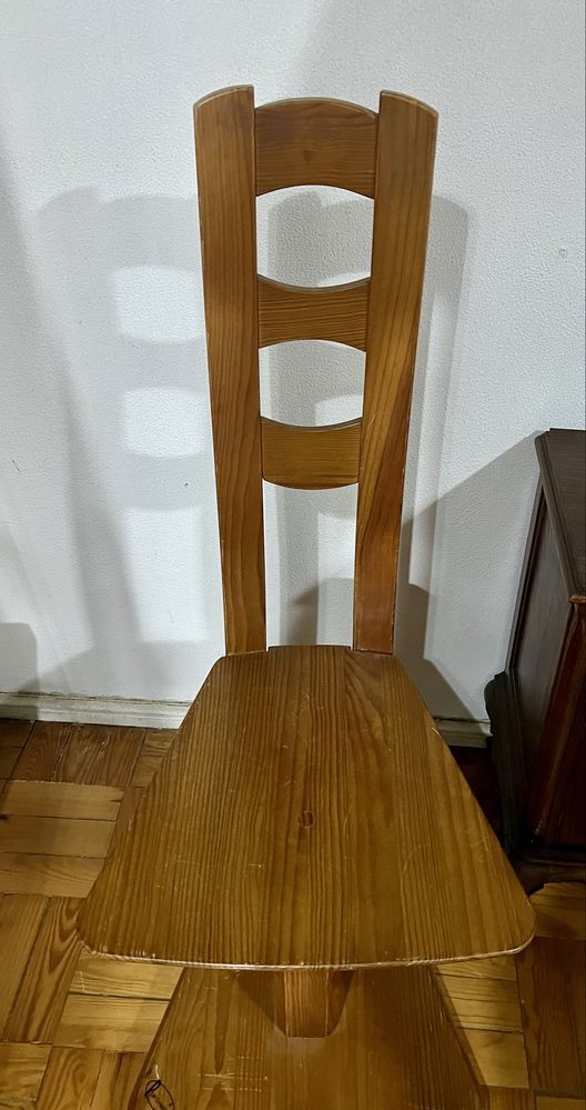 Cadeira antiga de madeira