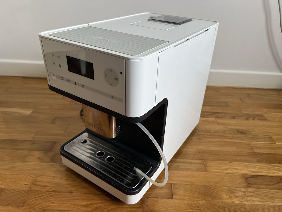 Кавова машина автоматична Miele CM 6300