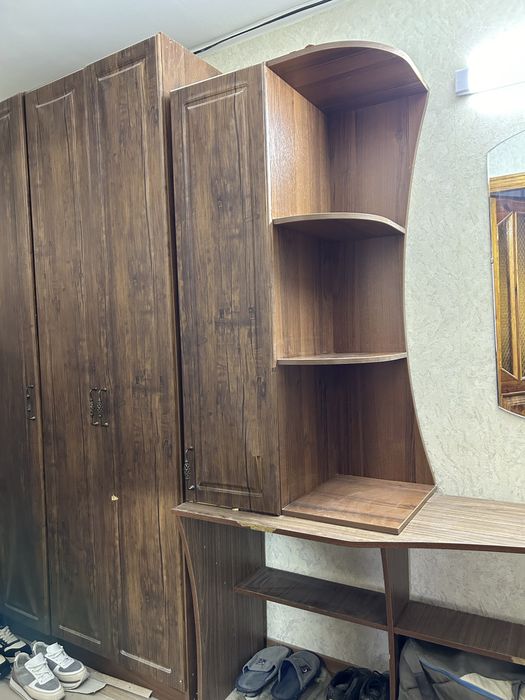 Містка шафа для одягу